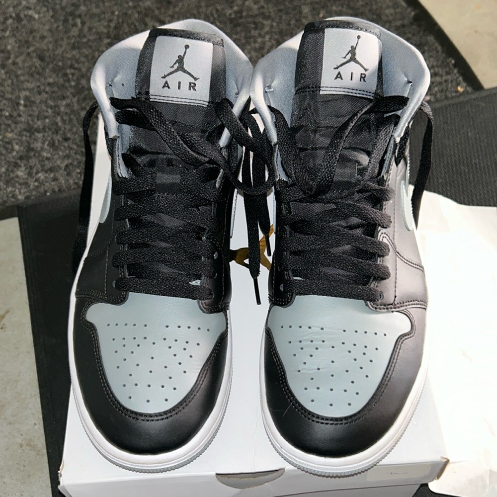 Air Jordan 1 MID Sneakers.